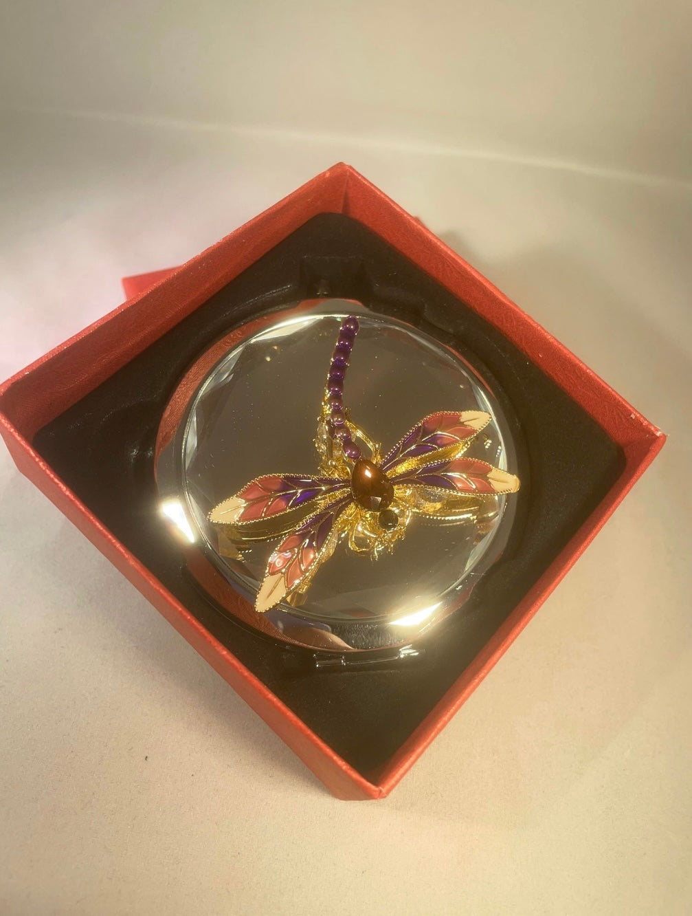 Compact mirror with 3D decoration