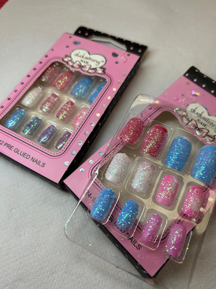 Set of glittery false nails in a pink packaging.
