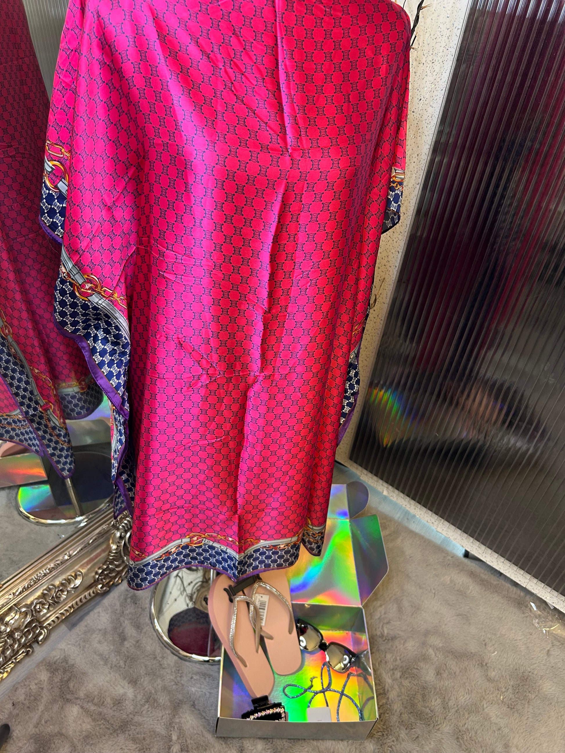 vacation bundle of items for sale that creates a discount when buying as a bundle. Kaftan, sunglasses, sunglasses chain, toe posts and hair clip. Worth 57.50 but we are selling for £27 as the bundle 