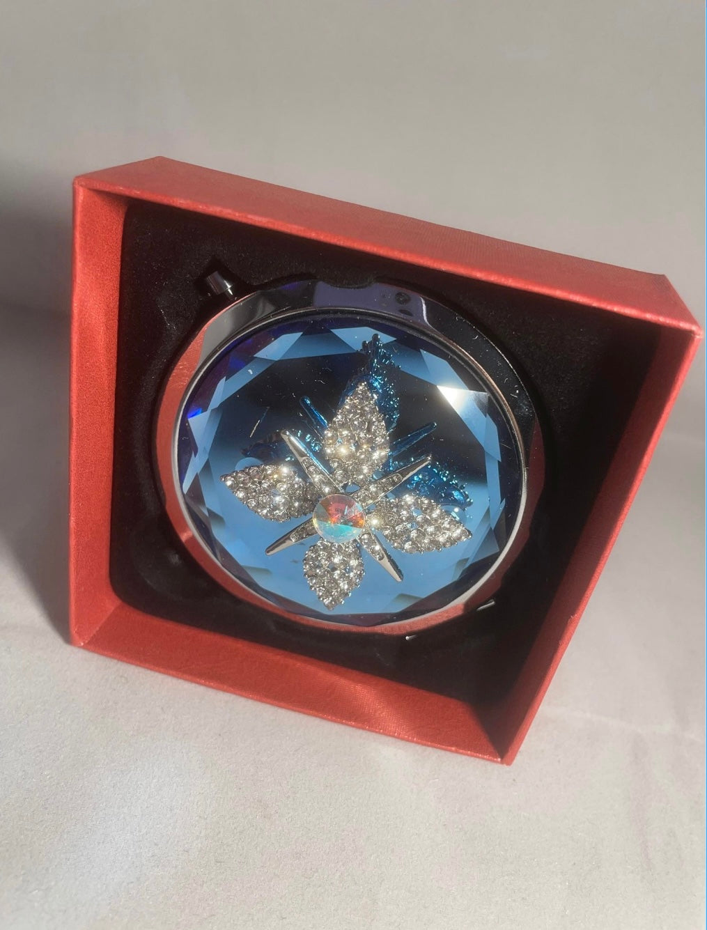 Compact mirror with 3D decoration