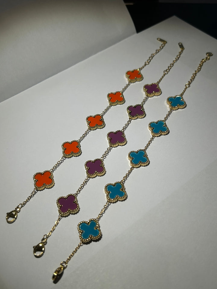 Clover style gold detailed bracelet