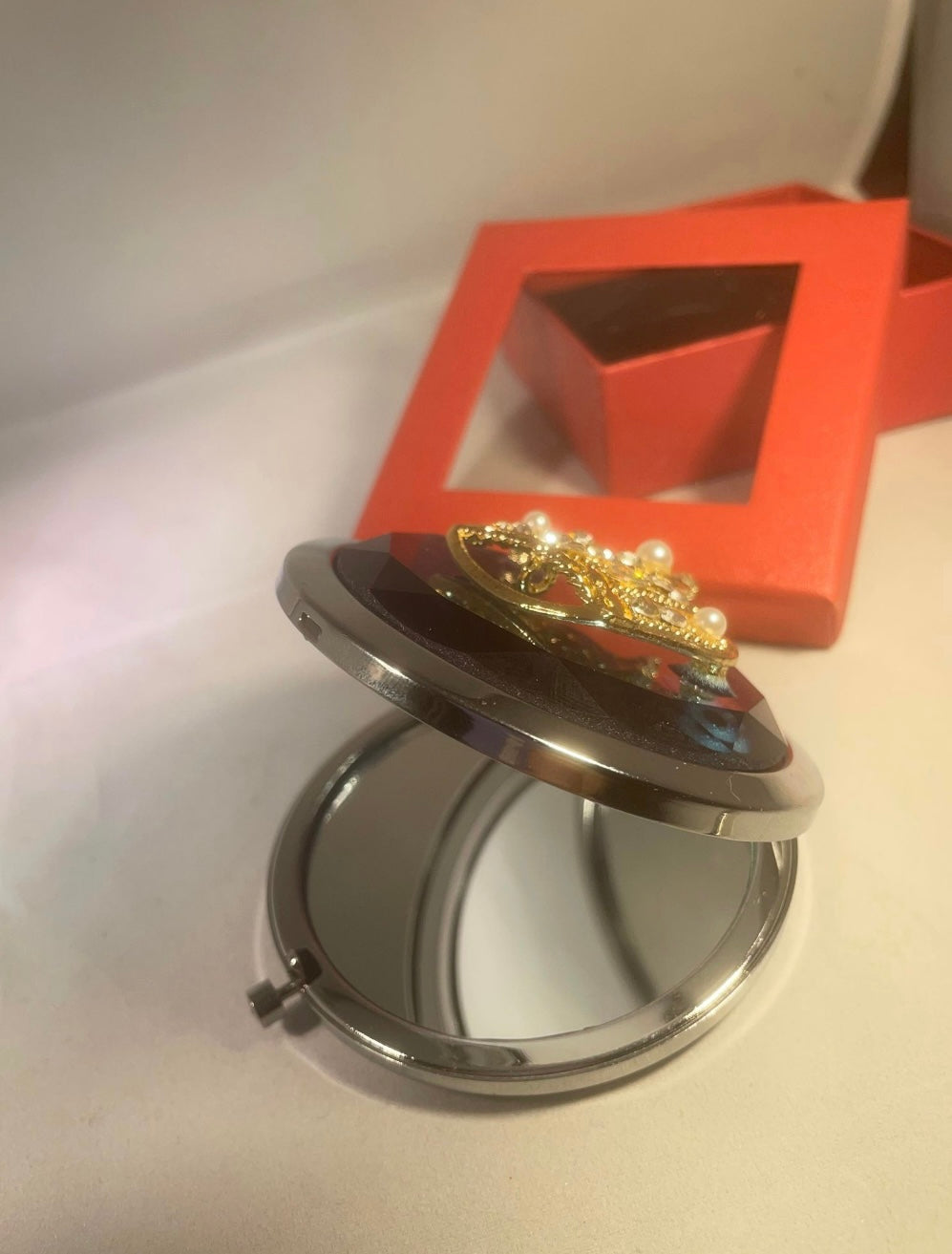 Compact mirror with 3D decoration