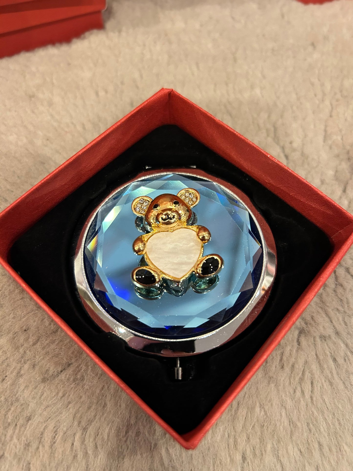 Compact mirror with 3D decoration