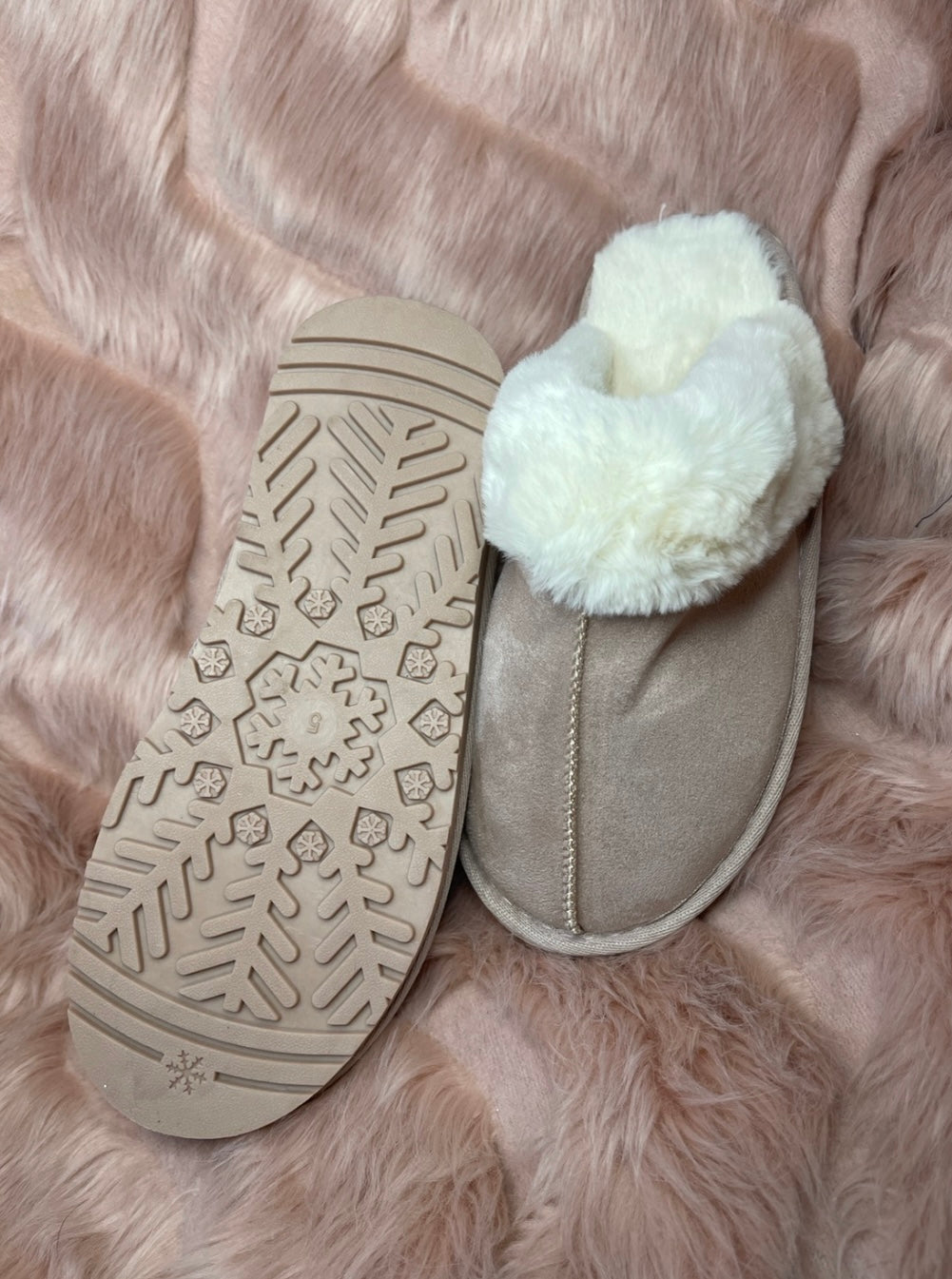 Beige faux fur women’s slippers 