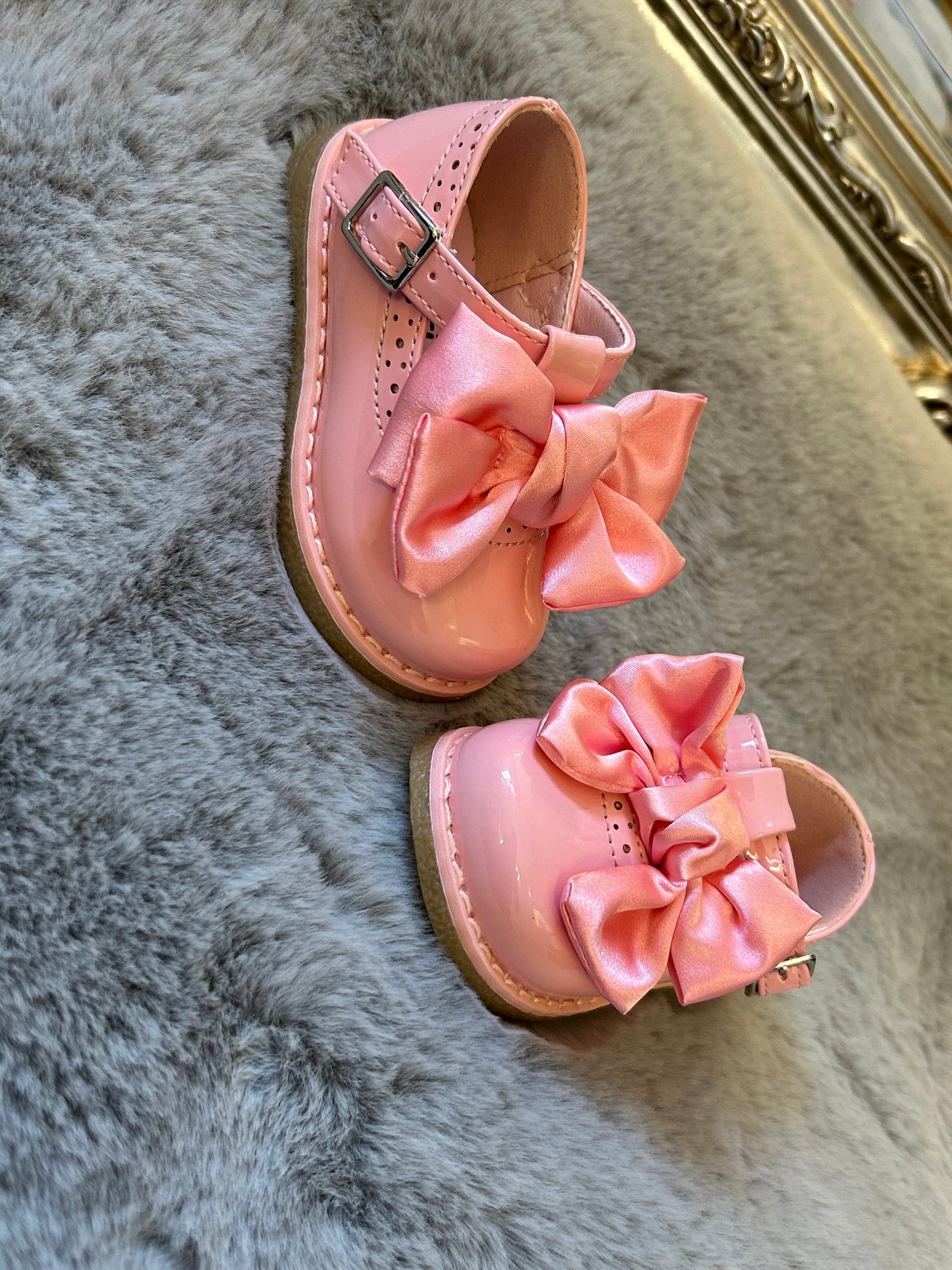 Baby girls pink patent bow shoes