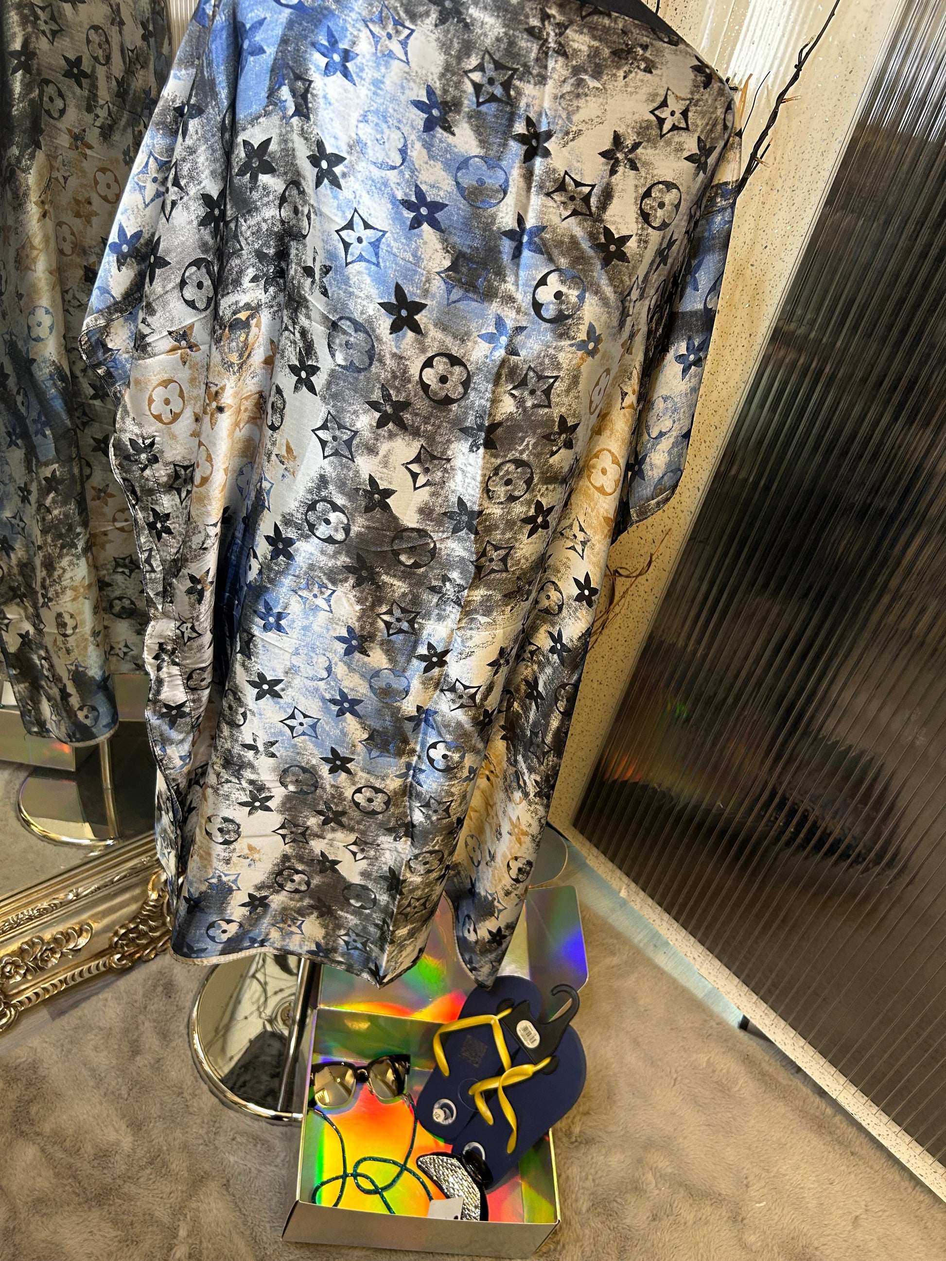 vacation bundle of items for sale that creates a discount when buying as a bundle. Kaftan, sunglasses, sunglasses chain, toe posts and hair clip. Worth 57.50 but we are selling for £27 as the bundle 
