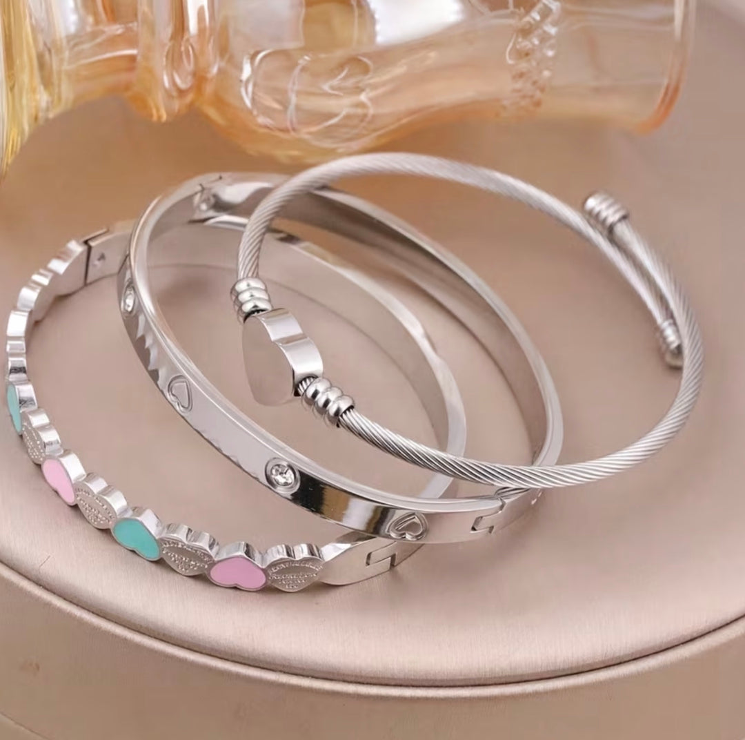 Colourful heart bangle set