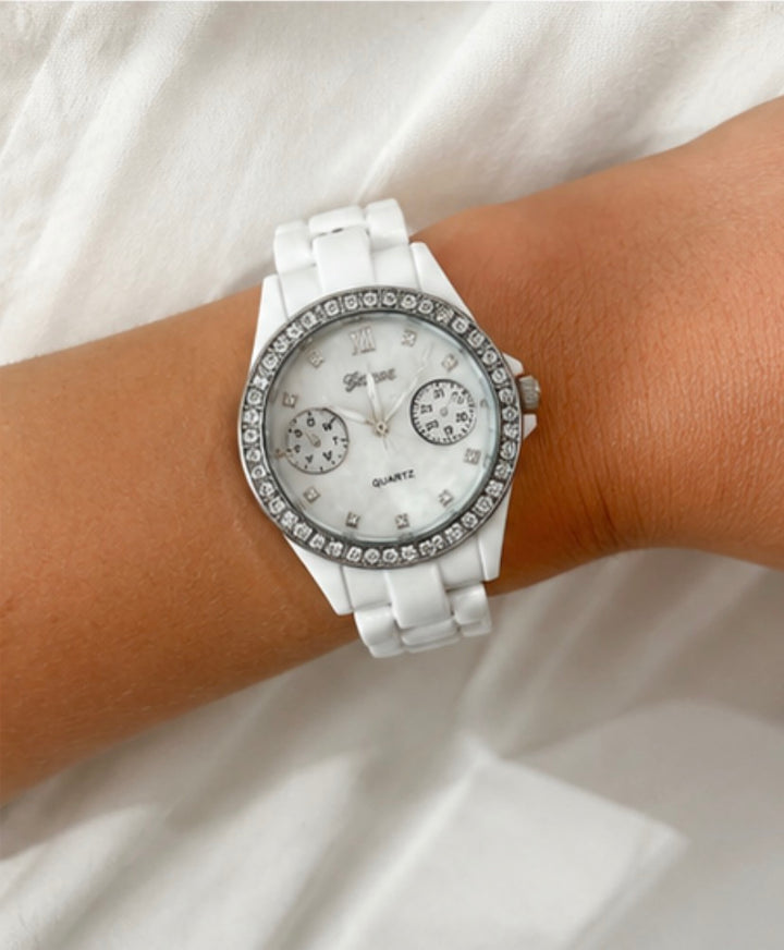 White Crystal Bezel Bracelet Watch – Elegant Women’s Quartz Watch