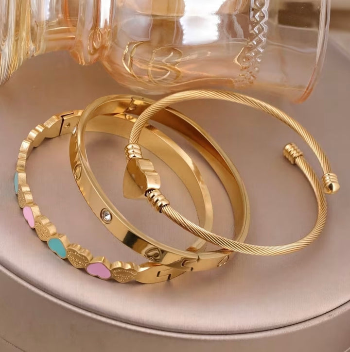 Colourful heart bangle set