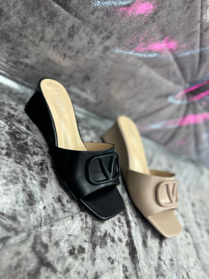 Black and beige wedge sliders with letter detail 