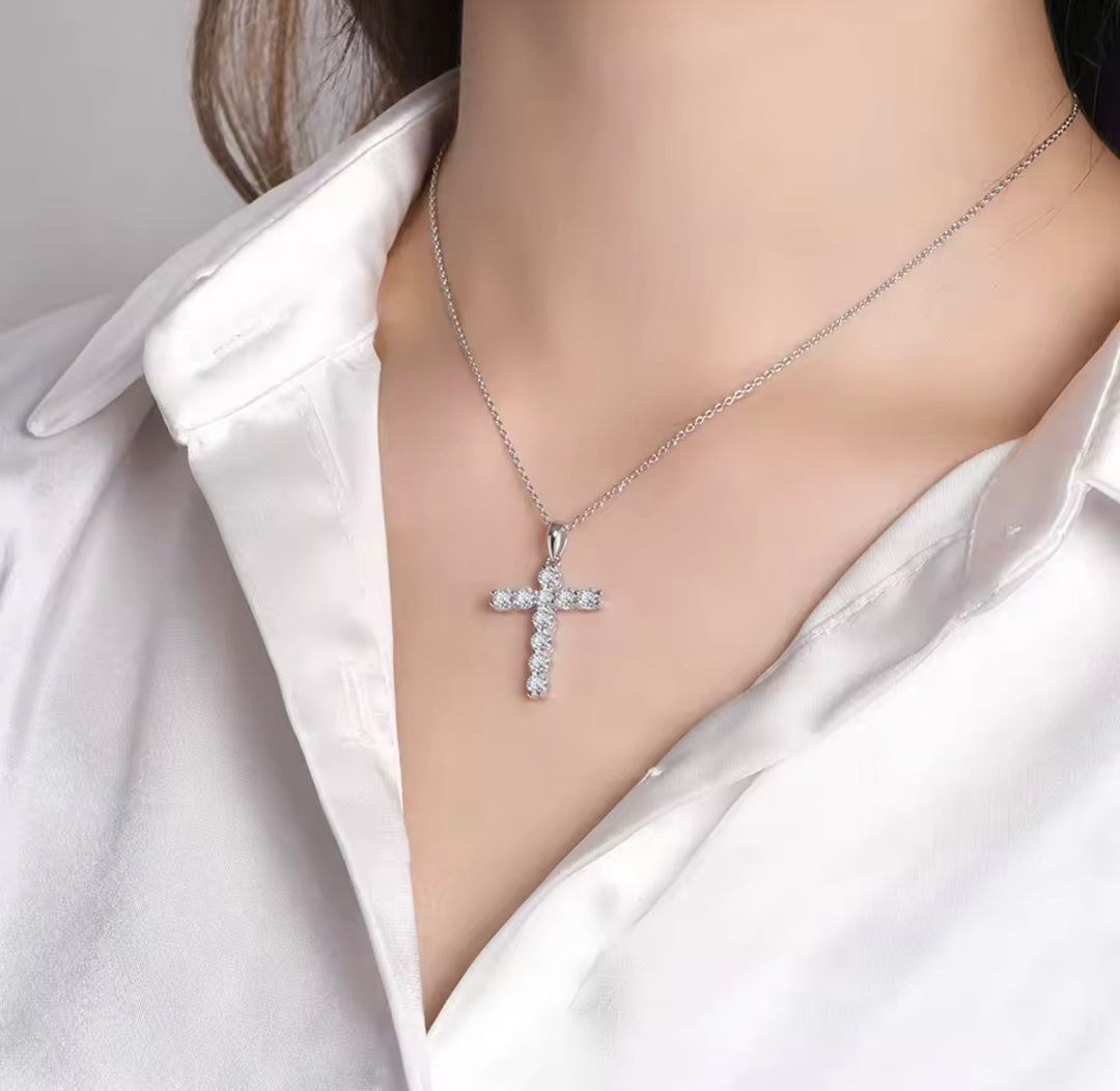 Delicate Round Cut Crystal Pendant Necklace