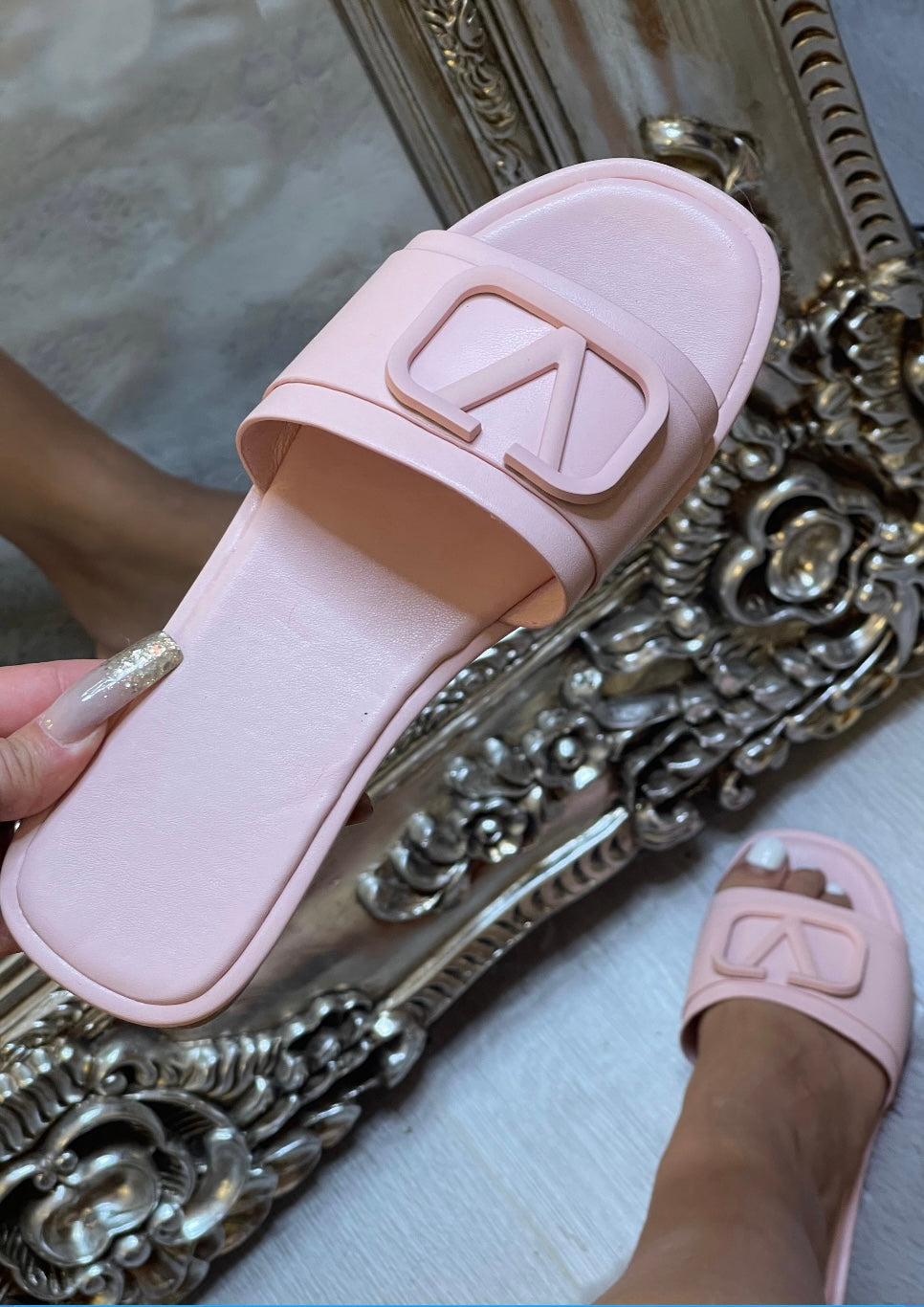 Beige pink black v sliders