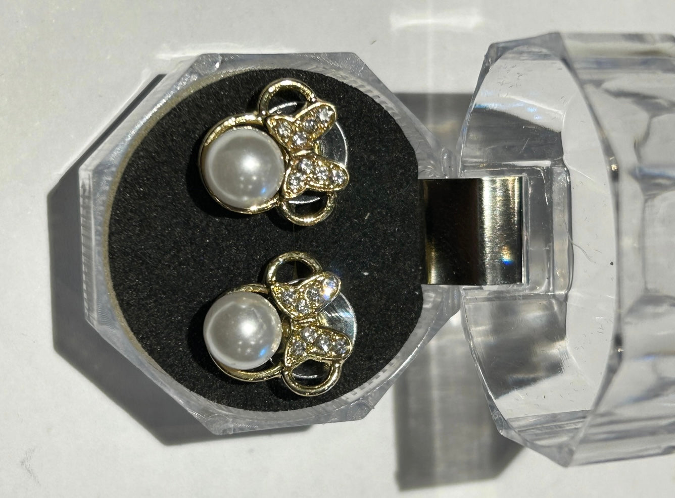 Bow silhoutte style pearl earrings