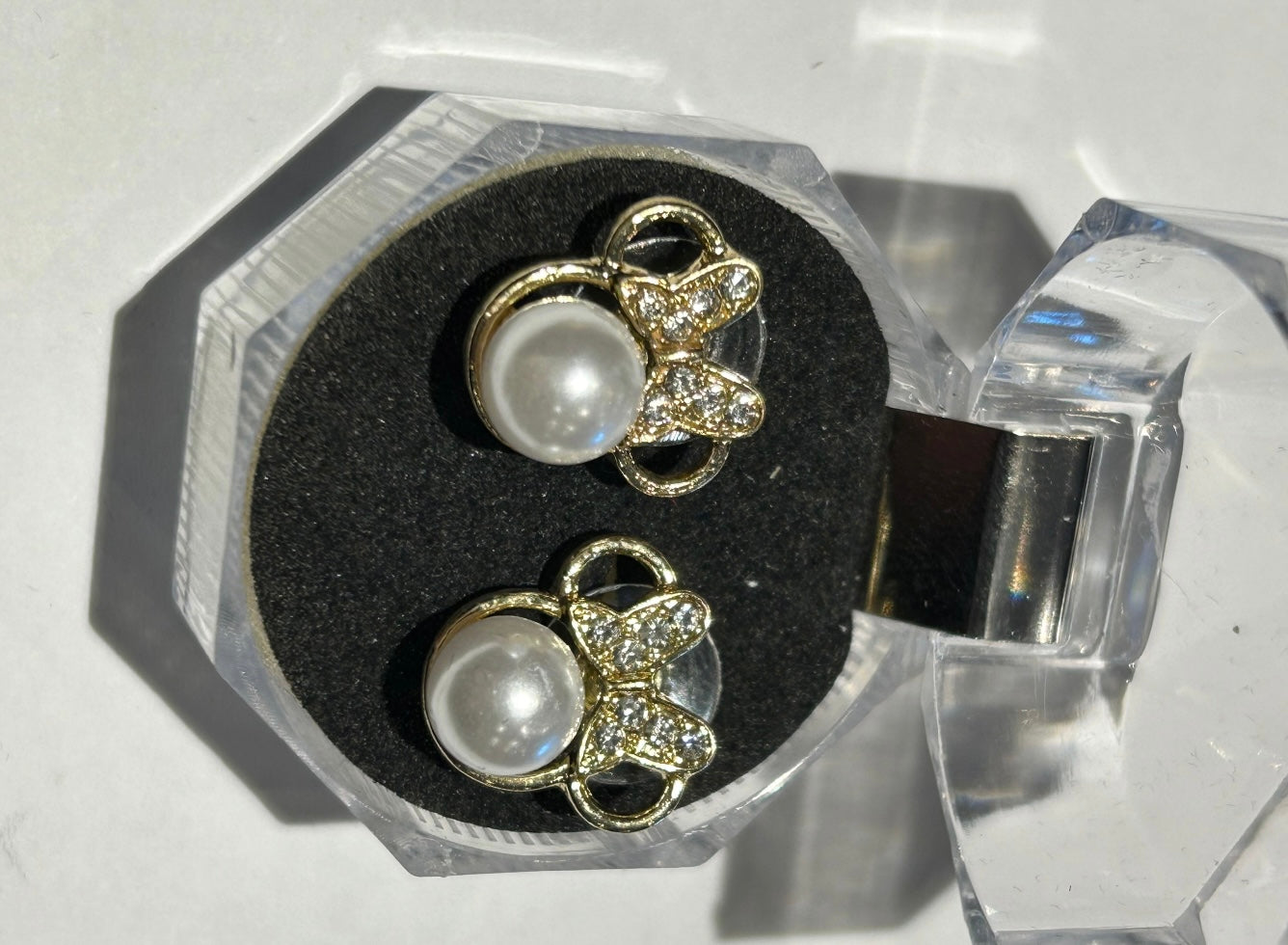 Bow silhoutte style pearl earrings