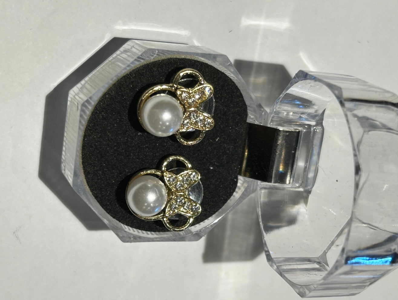 Bow silhoutte style pearl earrings